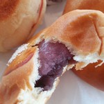 アート ブレッド ファクトリー - 中には、あんこと道明寺のようなぎゅうひのお餅が