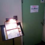 ダルバートダイニング - ２階の店入口はマンションのドア見たいです。