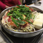 たつ屋 - 2017年02月22日  ホルモン鍋 1人前 880円