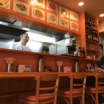 梅林餃子 - カウンター席と厨房
