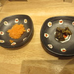 浅野日本酒店 KYOTO - 週替きき酒セット用のおつまみ(左：鮭明太、右：みむろ杉の酒粕を使ったきゅうりの奈良漬)