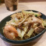 ゆたか - 少し揚げた麺に肉や海老、野菜を入れて…