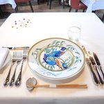 フレンチ サクラ - 店内のテーブル席の風景です