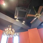 フレンチ サクラ - 店内のテーブル席の風景です