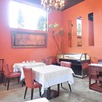 フレンチ サクラ - 店内のテーブル席の風景です