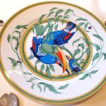 フレンチ サクラ - 店内のテーブル席の風景です