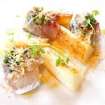 フレンチ サクラ - ランチコース 5832円 の鯵のマリネと焼きホワイトアスパラガス 玉葱のクリームソースとマイクロセロリ