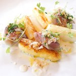 フレンチ サクラ - ランチコース 5832円 の鯵のマリネと焼きホワイトアスパラガス 玉葱のクリームソースとマイクロセロリ