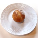 フレンチ サクラ - ランチコース 5832円 の自家製全粒粉のパン