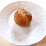 フレンチ サクラ - ランチコース 5832円 の自家製全粒粉のパン