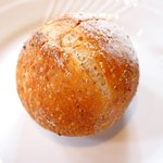 フレンチ サクラ - ランチコース 5832円 の自家製全粒粉のパン