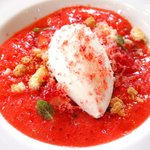 フレンチ サクラ - ランチコース 5832円 の苺のアイスクリーム 炭酸ガスを含ませたソース 苺の飴仕立て バニラアイス添え