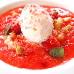 フレンチ サクラ - ランチコース 5832円 の苺のアイスクリーム 炭酸ガスを含ませたソース 苺の飴仕立て バニラアイス添え