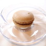 フレンチ サクラ - ランチコース 5832円 のチョコレートのマカロン