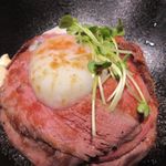 Roast Beef & Steak ANZU - 厳選された牛肉を使ったローストビーフに半熟たまごをトッピングしてまろやかさを出しマヨネーズで味を深くしたローストビーフ丼です。