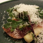 ラ ヴィオレッタ - 佐賀産ホワイトアスパラ、パルマ産生ハム、ルッコラセルパチカ、こだわりの卵の温泉卵添え、パルミジャーノの雪