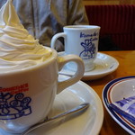 Komeda Kohi Ten - ｳｲﾝﾅｰｺｰﾋｰ　ｸﾘｰﾑ山盛り