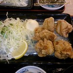 濱焼北海道魚萬 - 唐揚げと付け合わせの野菜