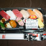 ちよだ鮨 - 料理写真:ちよ折・にしき￥４５０（半額セール・通常￥899）