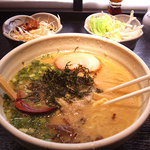 麺家 大国 - 豚骨しょうゆラーメン。トッピングは別皿でした。