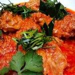 ロムアロイ - 「チキンカレー」：ピーナッツの香ばしさと自然な甘さを活かした、ほど良い辛さです。