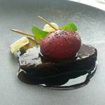 モダンフレンチ 「コラージュ」 - 和牛頬肉の赤ワイン煮込み 赤い温泉玉子とくわい