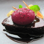 モダンフレンチ 「コラージュ」 - 和牛頬肉の赤ワイン煮込み 赤い温泉玉子とくわい