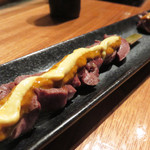 ROBATA ET VINS PETORO - 牛ハツ串。オレンジ色のソースは確かラタトゥイユのペーストです。