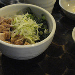 油虎 チャーシューごはん 200円 + 右端♪ 温泉たまご 100円