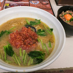 ラーメン かなで食堂 - 「とまとんこつ＋旨とろ叉焼丼」（920円）。