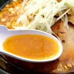 みたび - ピリ辛にんにく醤油ラーメン【スープ】