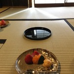 瓢亭 - 水菓子を永樂に盛る