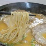 Kaho Ramen - 麺は中太で、加水高めのもっちり食感でした。