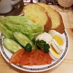 コメダ珈琲店 - サラダバケット(440円)です。