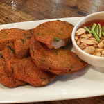 タイ国専門食堂 - さつま揚げ
      そのままでも香り豊かで美味
      スイートチリソースを掛けてますます美味