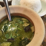 タイ国専門食堂 - グリーンカレー。香草がいろいろ入り、視覚、嗅覚、味覚を刺激します。ランチでも食べよー