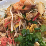 タイ国専門食堂 - パッタイ。ナッツとかもやし、ネギ、卵焼きなどが入り、ベストマッチングです。添えてあるレモンでサッパリ。テーブルのお酢を掛けてもおいしいです。