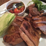 タイ国専門食堂 - 鶏モモ肉と鶏レバーの炙り
      もちろんパクチー添えです（╹◡╹）