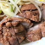 ラーメン二郎 - 神々しいブタアップ