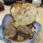 想作ダイニング 縁 - 妻の付け出しは豚肉の煮付、ラスクが添えられてました。