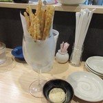 想作ダイニング 縁 - ゴボウのフライはホワイトソースをデップしていただと美味しさ倍増です。