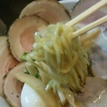 ラーメン家 みつ葉 - 豚CHIKI しお チャーシューメンの麺のアップ