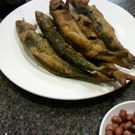 鑫福 - 魚のから揚げ、頭からガブリ