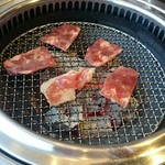 Yakiniku Reimen Yamanakaya - 焼きますよ～。