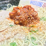 元祖 名島亭 - 替玉でも手を抜くな！  とんこつにはごまだ！  ブチまけろ！  #BCMKR!