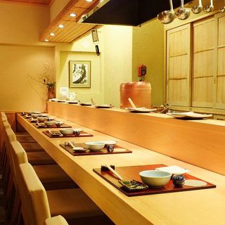 全8席のカウンターは、大切なデート、記念日のお祝い、特別な日の会食などに最適。
