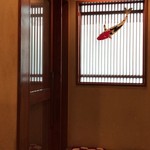和彩食楽小田 - 入り口横の窓にお魚が