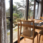 夢喰庵 - 店内はテーブルと椅子はあるがほぼ民家。