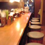 やき鳥三太郎 - カウンター席。焼き台と調理場が目の前です。