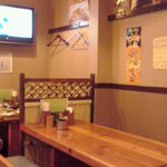 やき鳥三太郎 - テーブル席は４～６人席が２つと、写真奥は２人席。